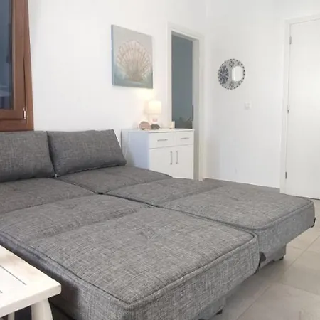 Olive Tree & Capari Homes & With Pool! 度假居