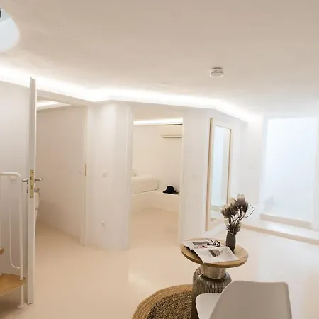 Olive Tree & Capari Homes & With Pool! 度假居