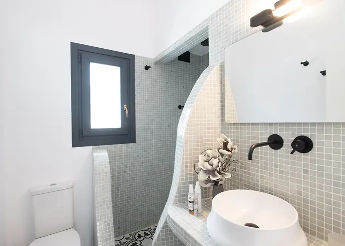 Olive Tree & Capari Homes & With Pool! בית נופש