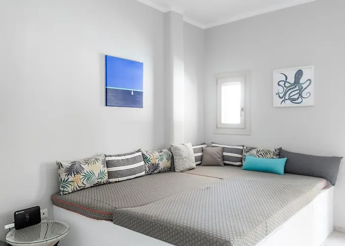 Olive Tree & Capari Homes & With Pool! בית נופש