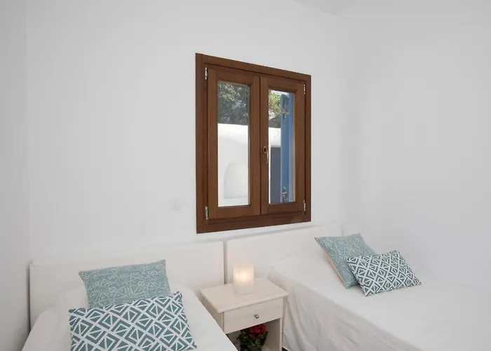 Olive Tree & Capari Homes & With Pool! בית נופש