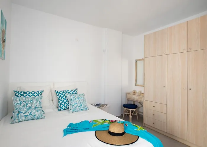 Olive Tree & Capari Homes & With Pool! בית נופש